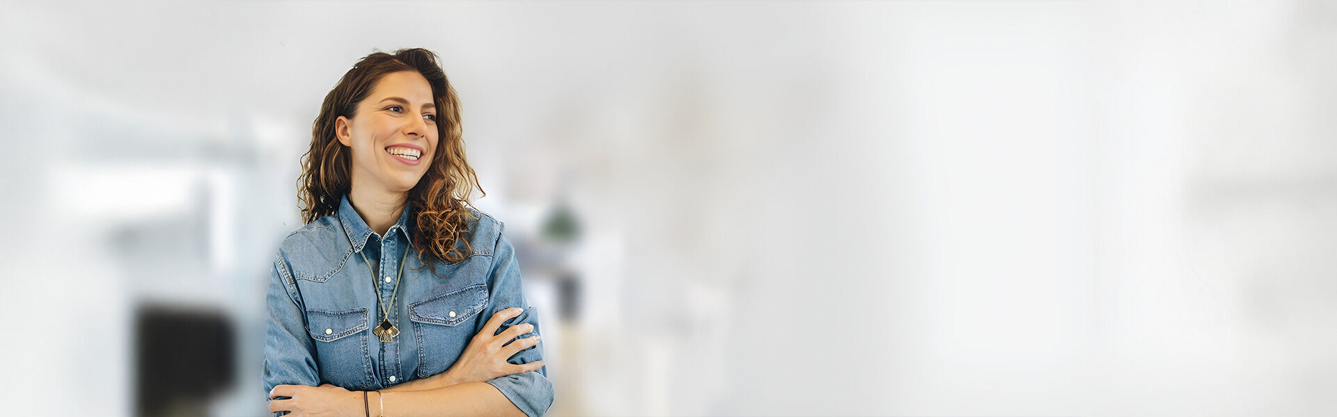 eine lächelnde Frau im Jeanshemd