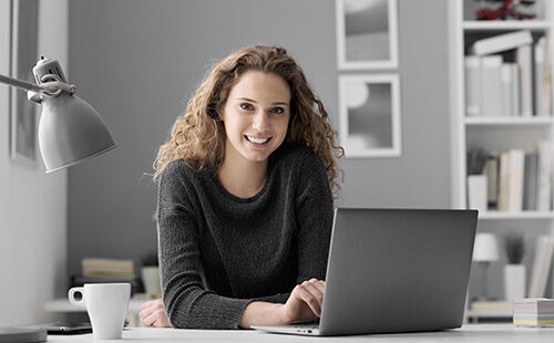 eine Frau sitzt an einem Schreibtisch