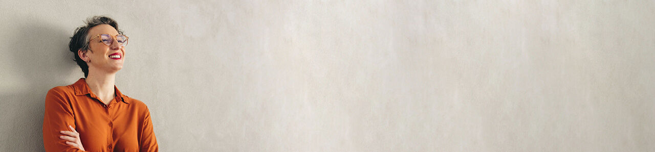 eine Frau, die vor einer Wand steht